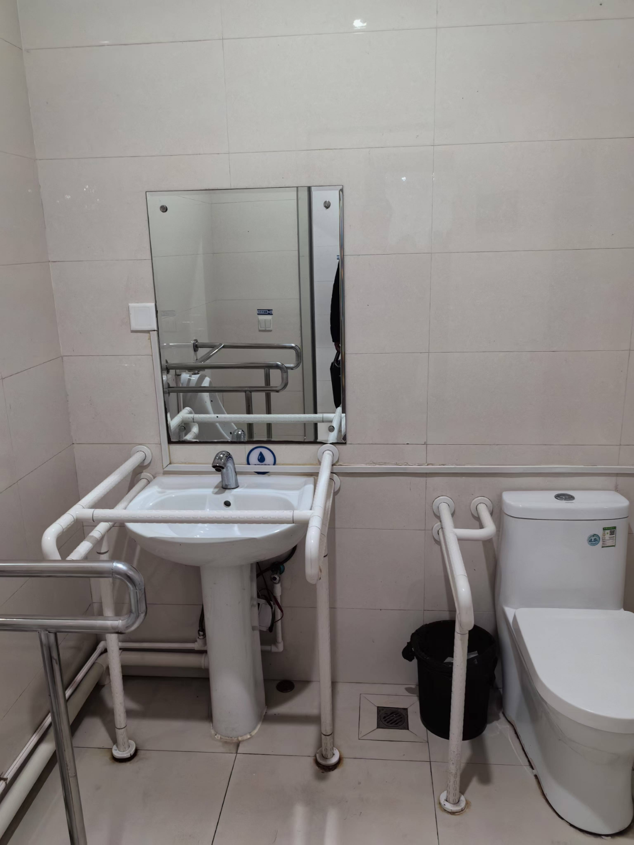 图为无障碍卫生间